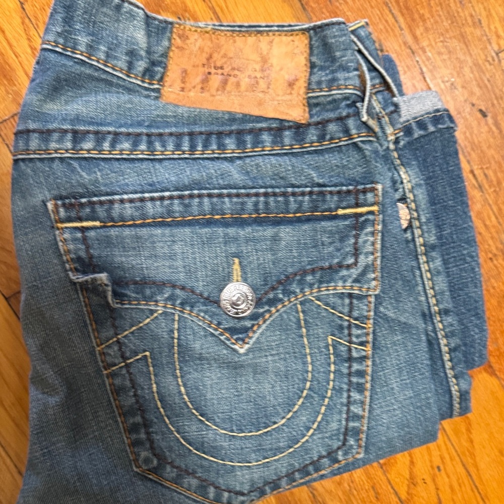 Men’s gently worn True Religion Classic Blue Jeans with Stitch Detail